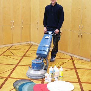 Reinigungsmaschine mit Pflegeset